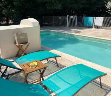 Bedarrides Apartment | Cozy Mas de L'isle: Oceanfront Retreat with Pool Access