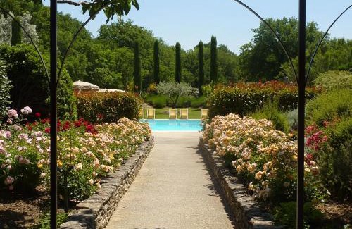Gordes Hotel | Experience Mas De La Senancole: Oceanfront & Spa Retreat