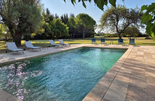 Bedarrides Bed & Breakfast | Discover MAS de la Souvine: Guest Rated 9/10 with Pool