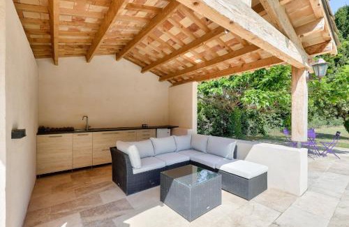 Bedarrides Bed & Breakfast | Discover MAS de la Souvine: Guest Rated 9/10 with Pool