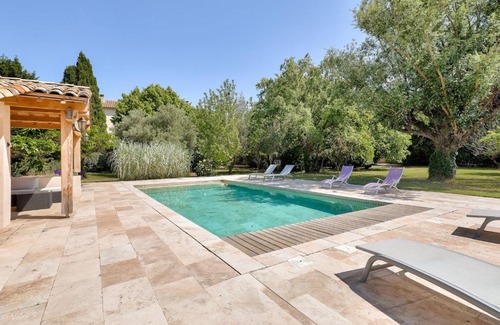 Bedarrides Bed & Breakfast | Discover MAS de la Souvine: Guest Rated 9/10 with Pool