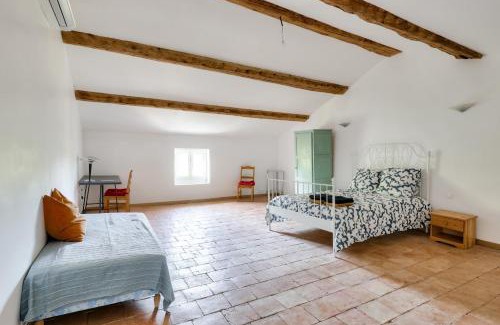 Bedarrides Bed & Breakfast | Discover MAS de la Souvine: Guest Rated 9/10 with Pool