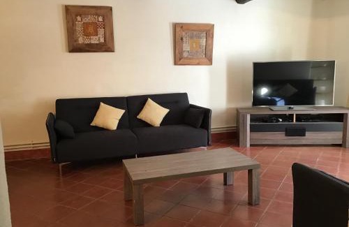 Loriol-du-Comtat House | Discover Mas de Papé: Family-Friendly Getaway with Pool