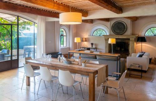 Joucas Villa | Escape to Mas de Rosemarie: Oceanfront Bliss Awaits
