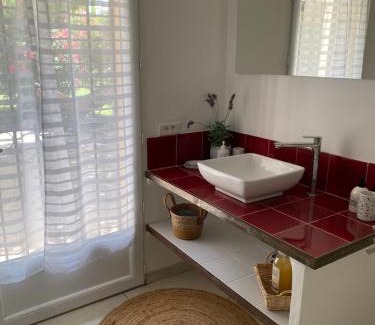 Merindol Bed & Breakfast | Indulge at Mas des Bômes: 4-Star Oceanfront Retreat