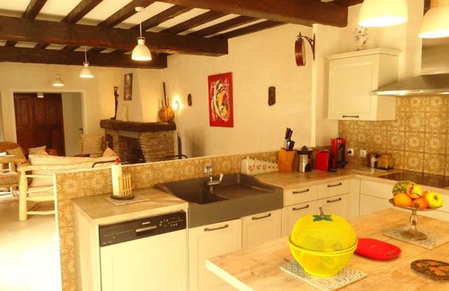 Vedene Villa | Discover Mas des GRIVES: Family-Friendly with Pool & Pets