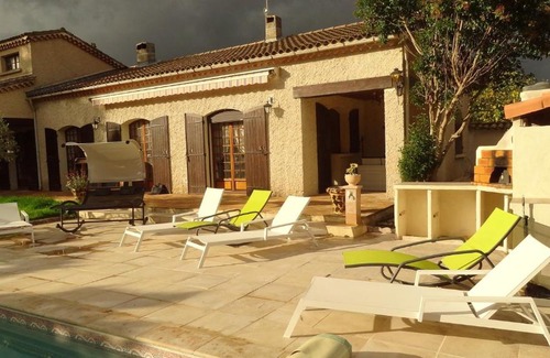 Vedene Villa | Discover Mas des GRIVES: Family-Friendly with Pool & Pets