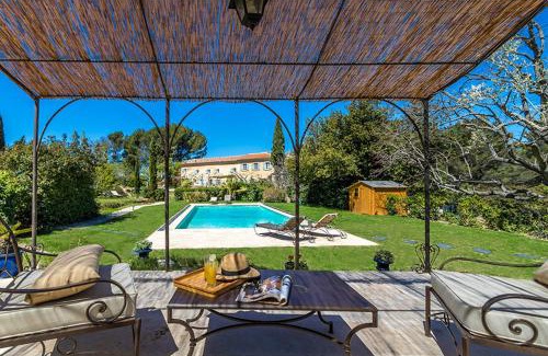 Evenos House | Idyllic Mas du Cimaï: Oceanfront Pool & Family-Friendly Stay