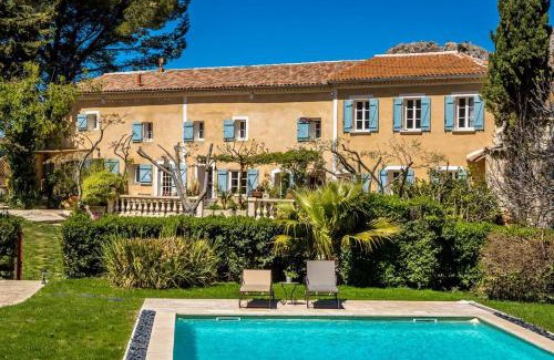 Evenos House | Idyllic Mas du Cimaï: Oceanfront Pool & Family-Friendly Stay