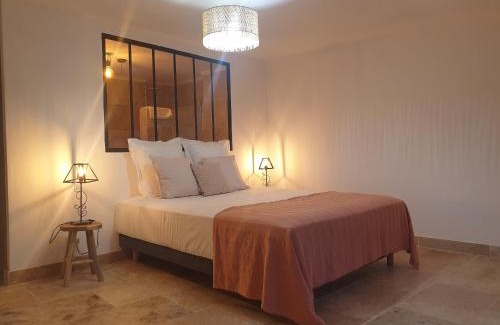 Caderousse House | Top-Rated MAS DU RECATI with On-Site Dining Experience