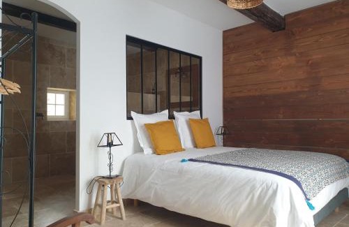 Caderousse House | Top-Rated MAS DU RECATI with On-Site Dining Experience