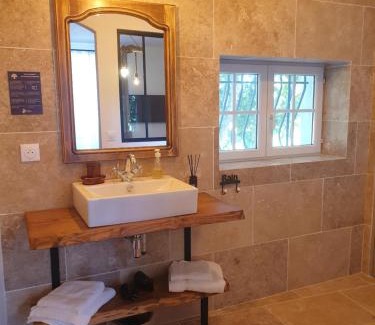 Caderousse House | Top-Rated MAS DU RECATI with On-Site Dining Experience