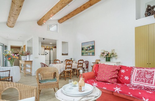 Puget House | Experience Mas du Rocher: Family-Friendly Lake View Retreat