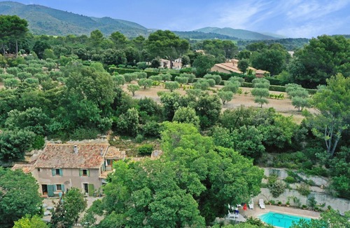Puget House | Experience Mas du Rocher: Family-Friendly Lake View Retreat