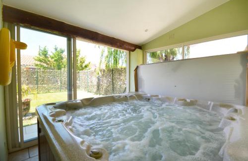 L'Isle-sur-la-Sorgue House | Idyllic Mas et Gite de la Picholine with Oceanfront Pool