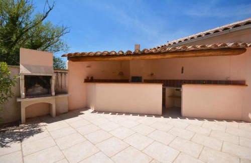 L'Isle-sur-la-Sorgue House | Idyllic Mas et Gite de la Picholine with Oceanfront Pool