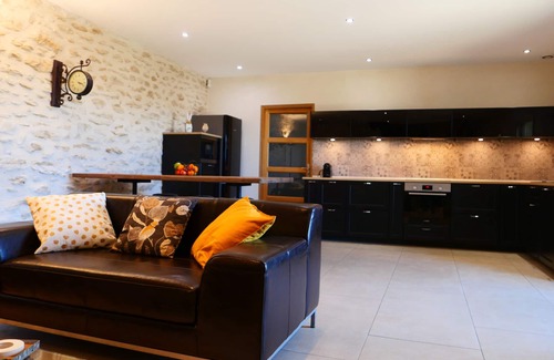 Valreas House | Discover Mas Ferme Montplaisir: Vineyard Retreat with Pool