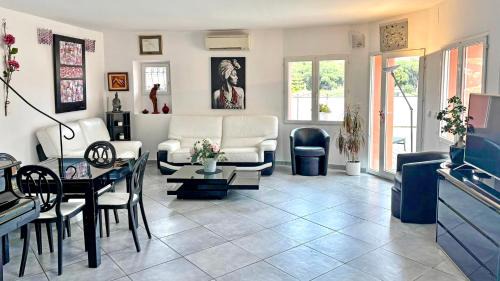Plage de la Garonnette Villa | Experience Mas Garonnette: Oceanfront Family Retreat