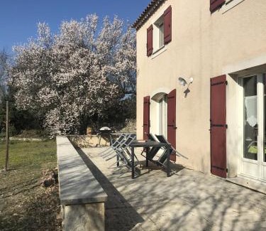 Cabrieres-d'Avignon House | Discover Les Coutilles: Family-Friendly with a Pool