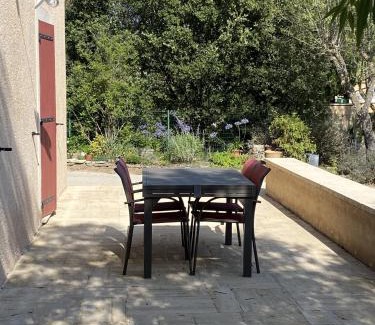 Cabrieres-d'Avignon House | Discover Les Coutilles: Family-Friendly with a Pool