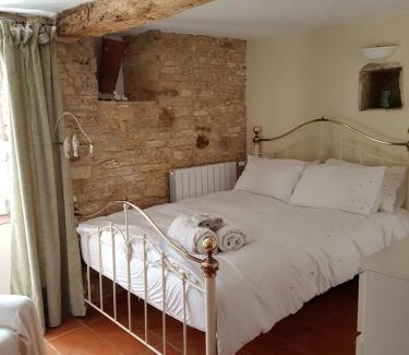 Saint-Medard Bed & Breakfast | Pet-Friendly Mas Sarrat Apartment with Restaurant & Breakfast