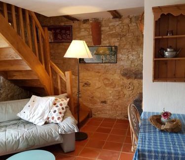 Saint-Medard Bed & Breakfast | Pet-Friendly Mas Sarrat Apartment with Restaurant & Breakfast