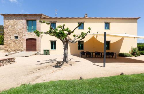 Palafolls Villa | Pet-Friendly Mas Tortós: 4-Star Retreat with Pool Access