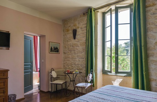 Saint-Etienne-du-Gres Hotel | Eco-Friendly Retreat at Mas Vidau Porte des Alpilles
