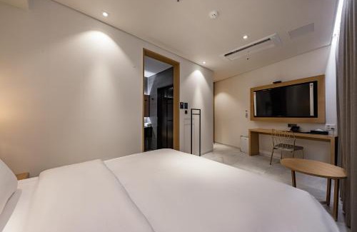 Masan Hotel | Budget-Friendly Stay at Masan Daisy Hotel with Great Reviews