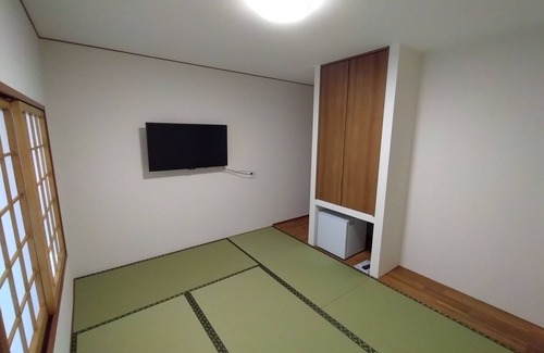 Ayagawa House | Masayoshi Inn English, Chinese, Taiwanese, Japanese available Accommodates up to 8 people To celebrate our first anniversary, we are giving away 2 kg of "Oide Mai" rice produced in Kagawa Prefecture to two adults staying two nights or more!