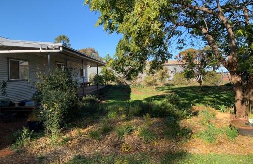 North Yalgogrin Bed & Breakfast | Pet-Friendly Mascot Cottage with Free Breakfast Hamper
