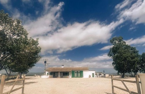 Deltebre House | Relax at MASIA BLANCA: 4-Star Stay with Family & Pets