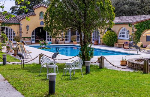 Darnius Apartment | Discover Masia Mimosa Pool House: Pet-Friendly Oasis