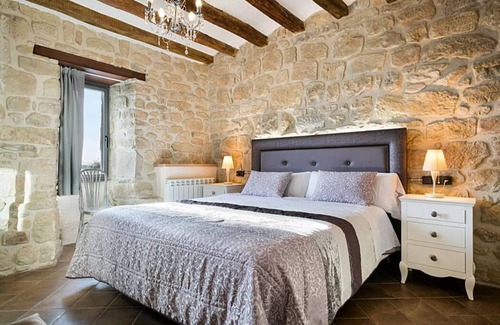 Tora Cottage | Family-Friendly Getaway at Masia Puig de Vallferosa