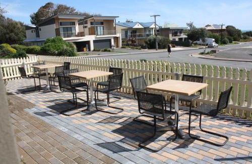 Maslin Beach House | Cozy Maslin Beach House with Oceanfront Views & Hot Tub