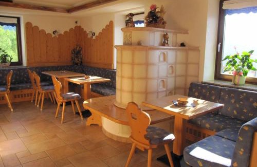 Sover House | Discover Maso Sveseri: Pet-Friendly Gem with Dining Options