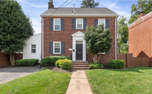 Potomac West House | Historic 5BR CozySuites House - Family & Pet Friendly Stay