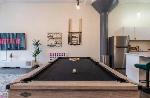 Near South Side Apartment | McCormick 6Br-4Ba Suite with Hot Tub & Pool Table