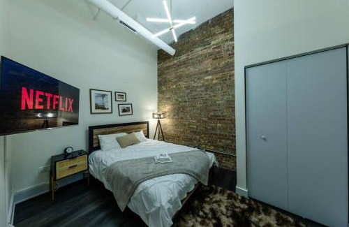 Near South Side Apartment | McCormick 6Br-4Ba Suite with Hot Tub & Pool Table