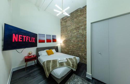 Near South Side Apartment | McCormick 6Br-4Ba Suite with Hot Tub & Pool Table