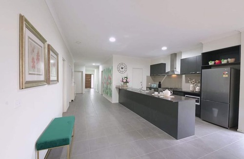 Williams Landing House | Ideal 9BRM Group Rental House in Melbourne with Breakfast