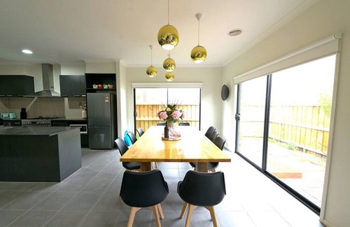 Williams Landing House | Ideal 9BRM Group Rental House in Melbourne with Breakfast