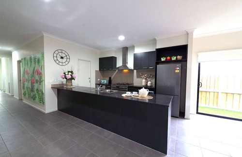 Williams Landing House | Ideal 9BRM Group Rental House in Melbourne with Breakfast