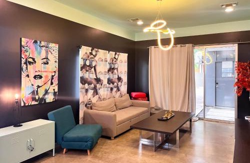 East Cesar Chavez House | Spacious 20-Bed Compound Near Rainey St - Family & Pet Friendly