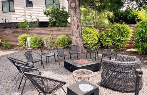 East Cesar Chavez House | Spacious 20-Bed Compound Near Rainey St - Family & Pet Friendly