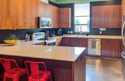 East Cesar Chavez House | Massive Compound 20 Beds-6 min walk