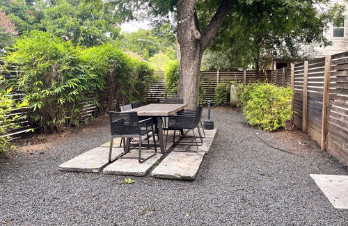 East Cesar Chavez House | Massive Compound 20 Beds-6 min walk