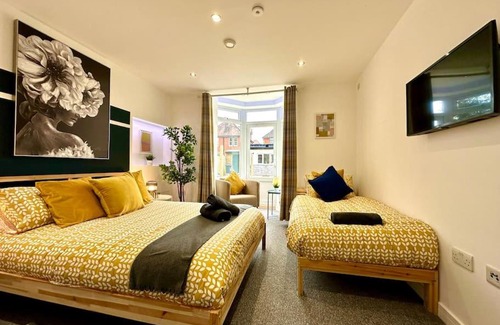 Winton House | Spacious 8-Bedroom House for Groups - Close to Beaches