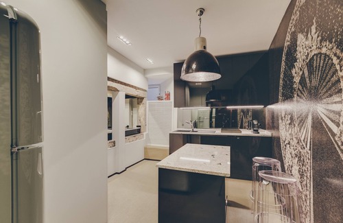 Misericordia Apartment | Elegant Deco Retreat in Bica with Spa & Kitchen Amenities