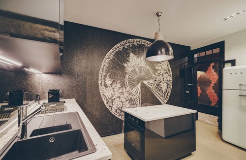 Misericordia Apartment | Elegant Deco Retreat in Bica with Spa & Kitchen Amenities
